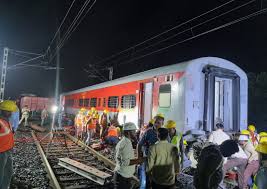  टकराईं ट्रेनें और बिछ गईं सैकड़ों लाशें, फिर से उसी ट्रैक पर दौड़ी वंदे भारत एक्सप्रेस, देखें वीडियो