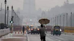  दिल्ली-एनसीआर में गरज-चमक और तेज हवाओं के साथ बारिश, दृश्यता कम, उड़ानों पर असर