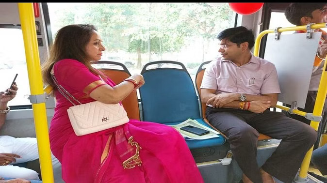  Mathura: लग्जरी कार छोड़, हेमा मालिनी ने ई-बस में किया सफर;  बोलीं- कम बजट में सुगम यात्रा